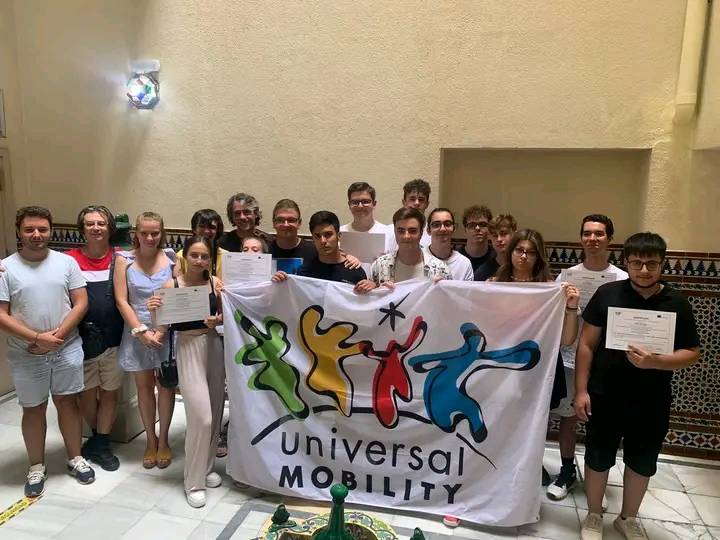 Fotografie cu elevii și profesorii de la mobilitățile școlare din Spania, august 2022.