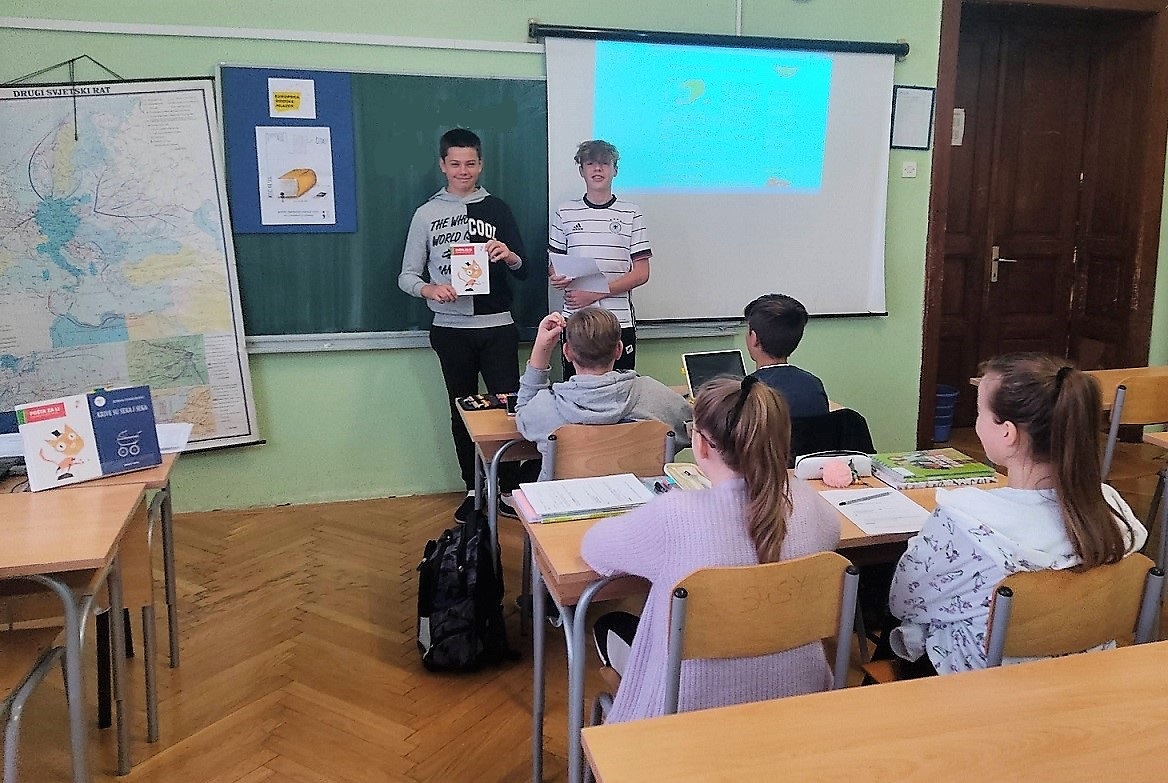 2 učenika prezentira pročitano djelo