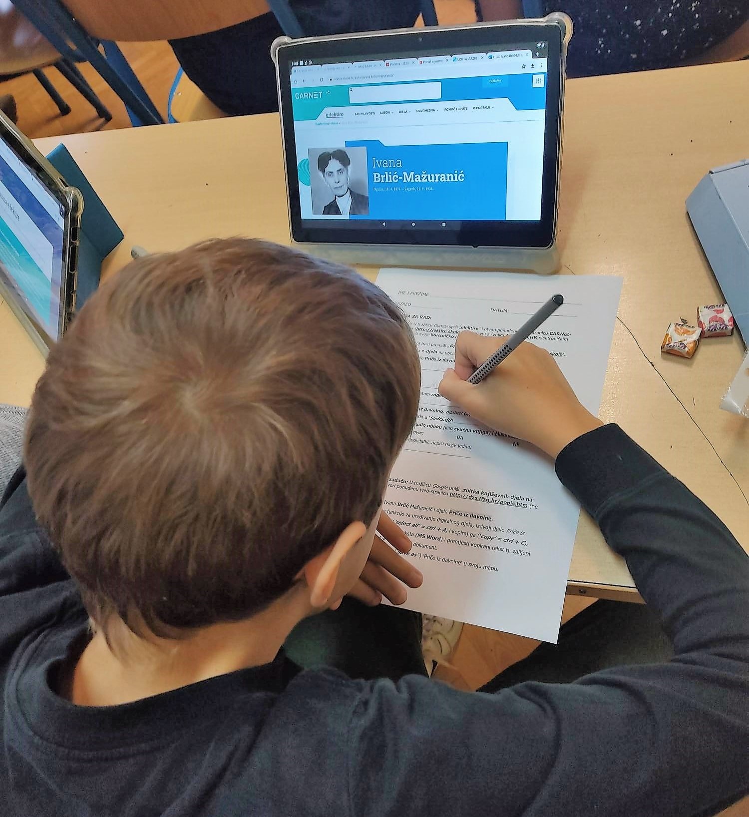 učenik pretražuje e-izvore i rješava zadatke