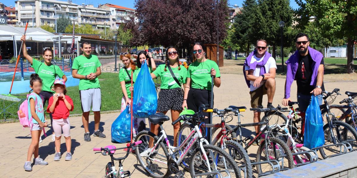 Young people participating cleaning public spaces - ©Association of Active Youth of Florinas