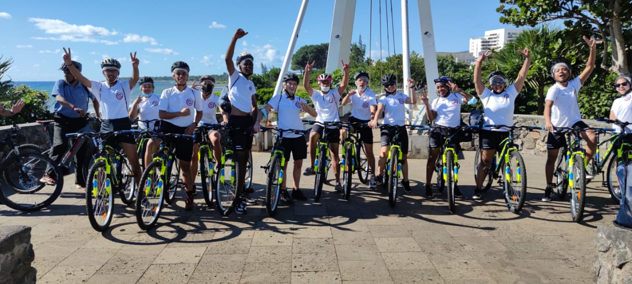 Les jeunes de La Réunion découvrent le patrimoine de leur île, région ultrapériphérique européenne, en vélo.