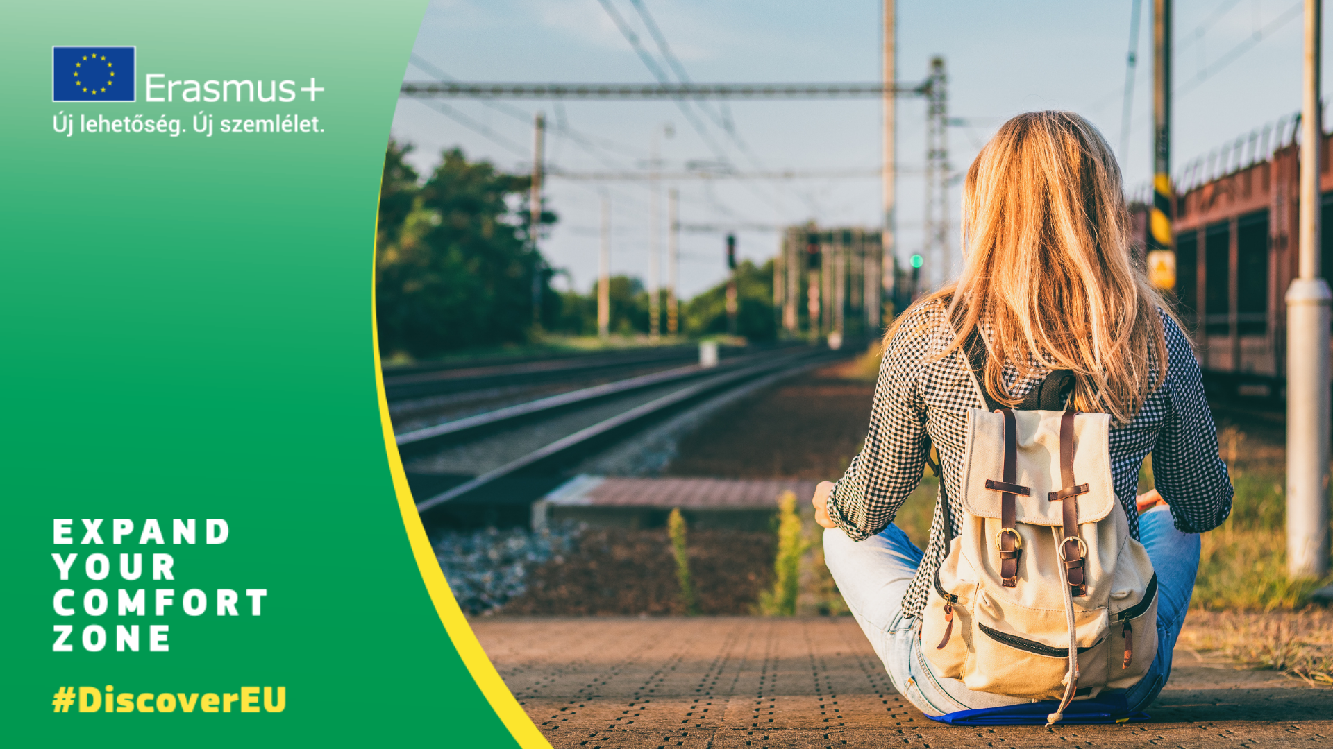Szőkehajú lány a vasútállomás platformján ül hátizsákkal a hátán, háttal a kamerának. Erasmus+ és DiscoverEU logó.