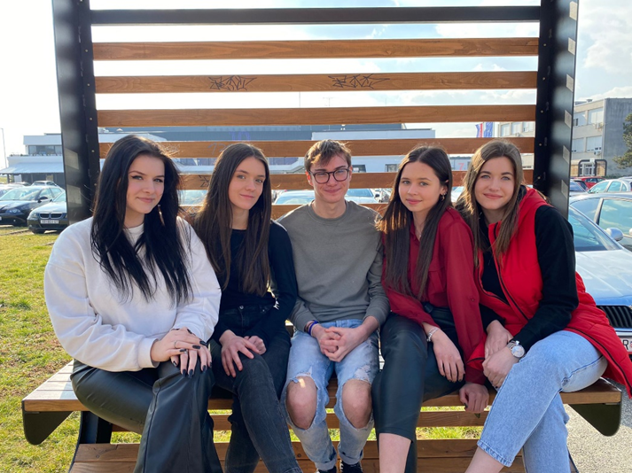 Tim Sanjaj & ostvari (slijeva nadesno Antonija, Nikolina, Lovro, Danijela i Lea) / Srednja škola Zabok