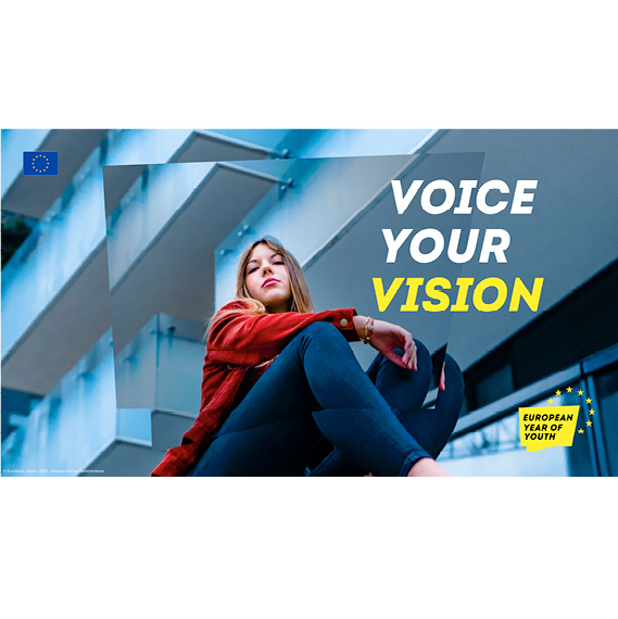 Une jeune femme est assise devant un immeuble et regarde droit dans l'objectif, déterminée + texte : Voice your Vision et European Year of Youth et logo UE