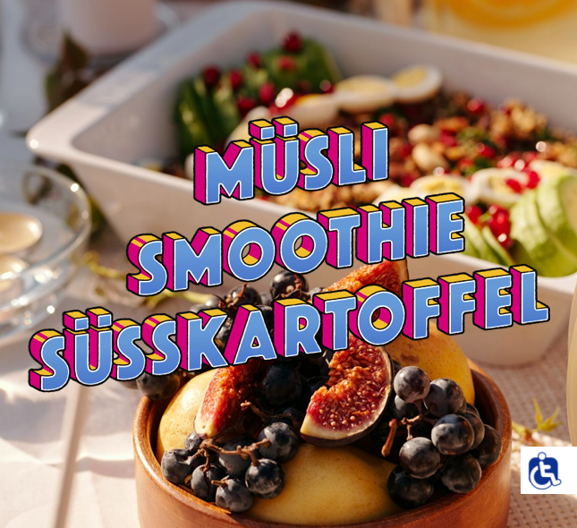 Auf dem Bild ist der Ausschnitt eines Frühstückstischs zu sehen. Im Vordergrund steht eine Obstschale und im Hintergrund eine Schale mit Salat. Über dem Bild liegt der Schriftzug "Müsli, Smoothie, Süßkartoffel"
