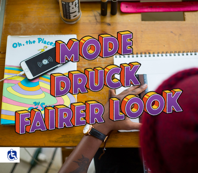 Vogelperspektive. Eine Person sitzt an einem Schreibtisch und zeichnet etwas. Über dem Bild liegt der Schriftzug "Mode, Druck, Fairer Look".