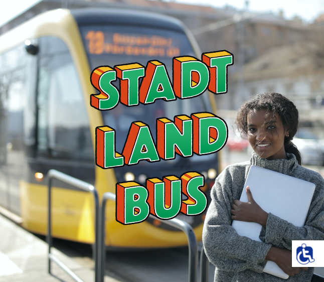 Eine junge Frau steht an einer Straßenbahnhaltestelle. Im Hintergrund steht eine gelbe Straßenbahn. Über dem Bild liegt der Schriftzug "Stadt, Land, Bus"