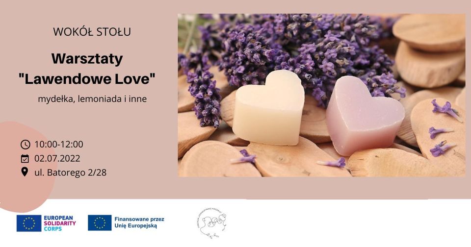 mydełka w kształcie serca. Obok leży lawenda
