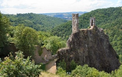 This unique ERASMUS+ Heritage Volunteers exchange will give you the opportunity to participate in a convivial and useful heritage action with volunteers from Romania, Poland and France. Together, you will help preserving centuries-old heritage, but will also learn about the medieval paths of the Aveyron.