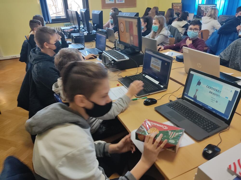Učenici 6.b u informatičkoj učionici na nastavi hrvastkog jezika