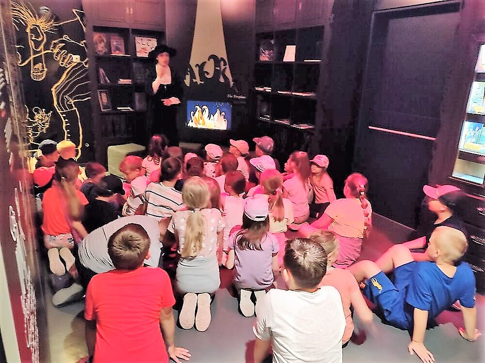 Učenici u Ivaninoj kući bajki u Ogulinu s vodičem kao Ivana Brlić Mažuranić