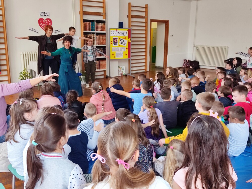 Učenici na bajkaonici s umjetnicom Margaretom Peršić