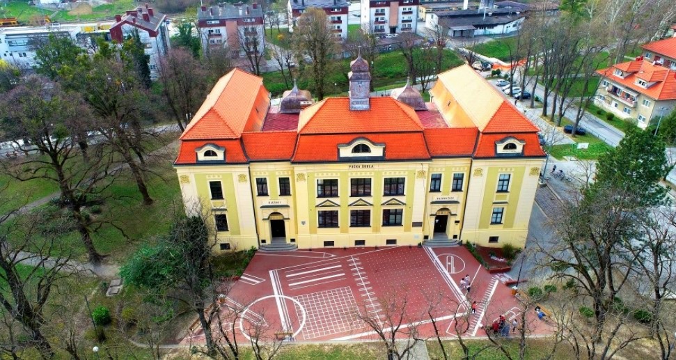 fotografija škole i dvorišta iz ptičje perspektive