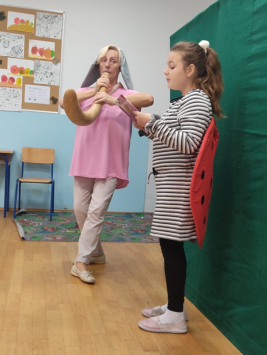 lutkarska predstava Slon i bubamara, umjetnica s učenicom