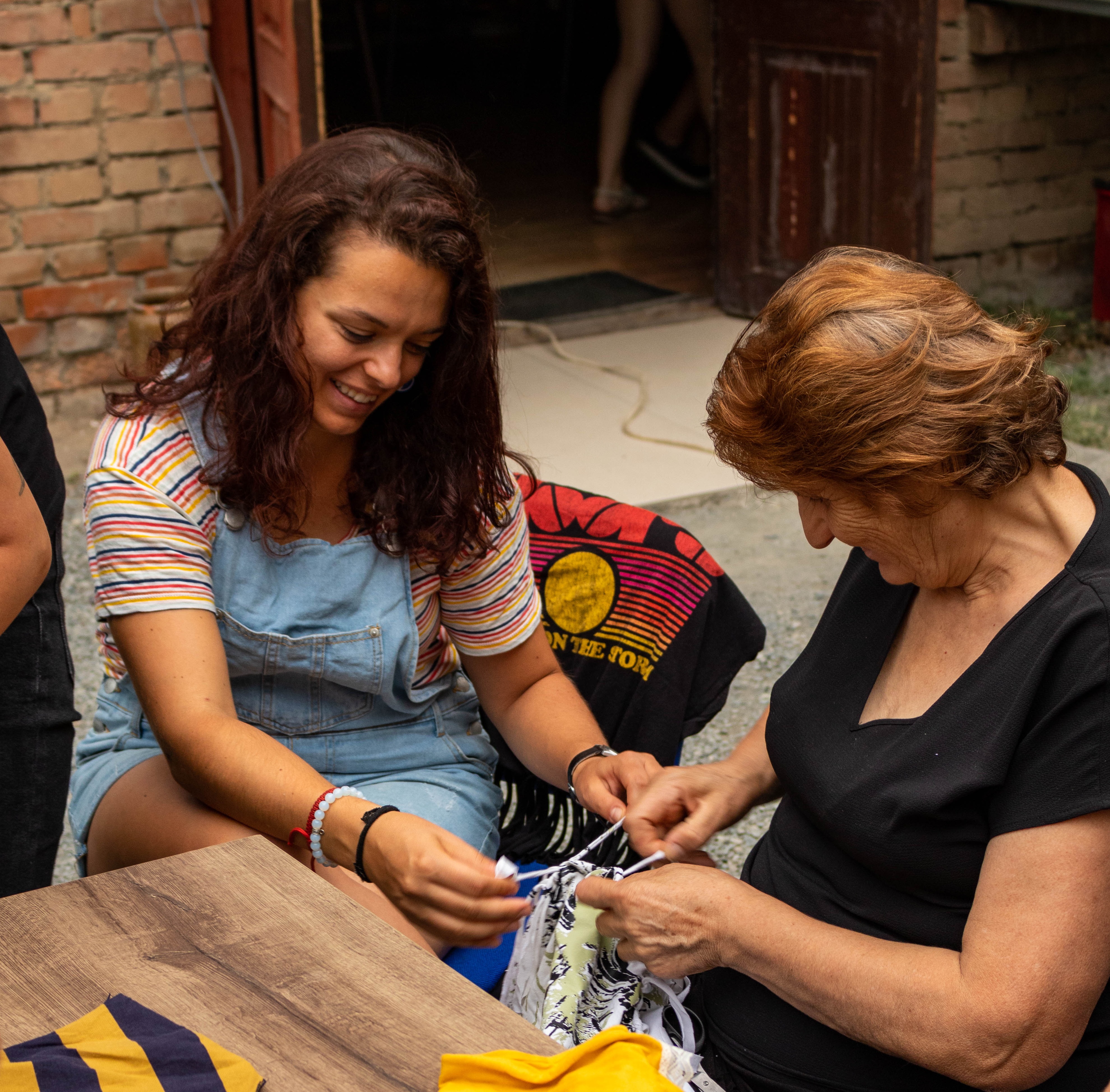 Markéta knitting with an older person