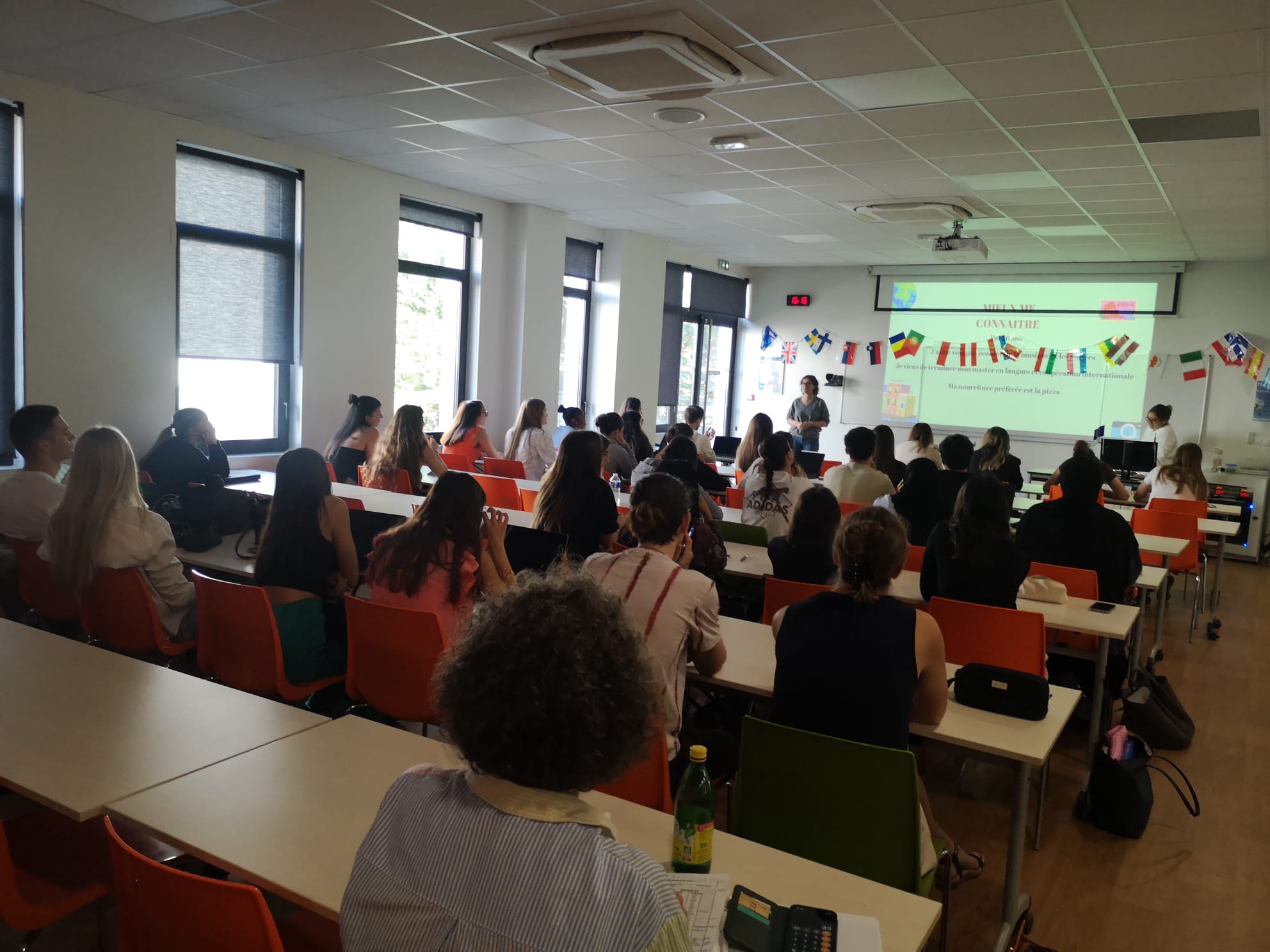 Ana Beatriz presenting during her volunteering