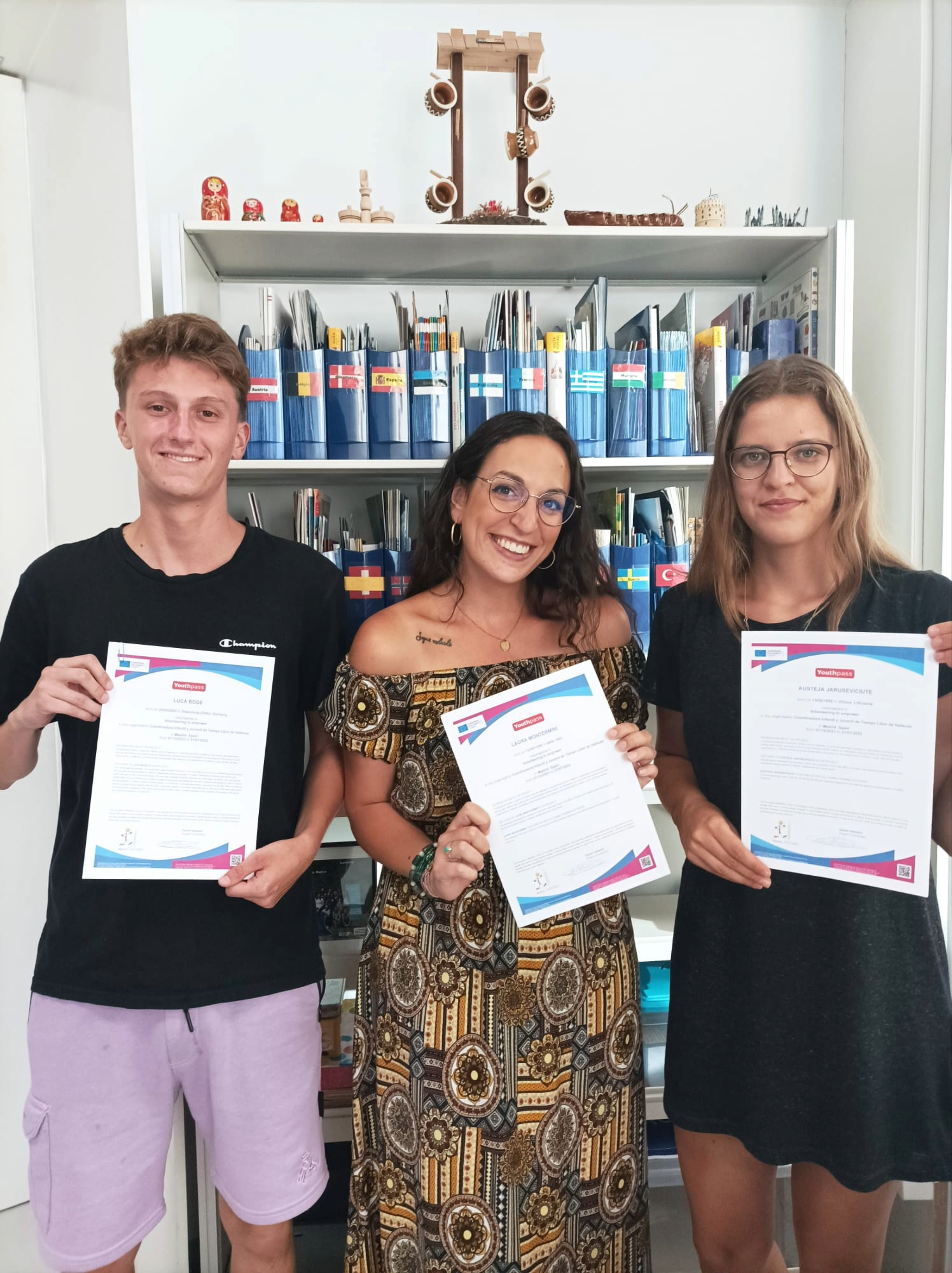 Laura and fellow volunteers holding her volunteering certificate
