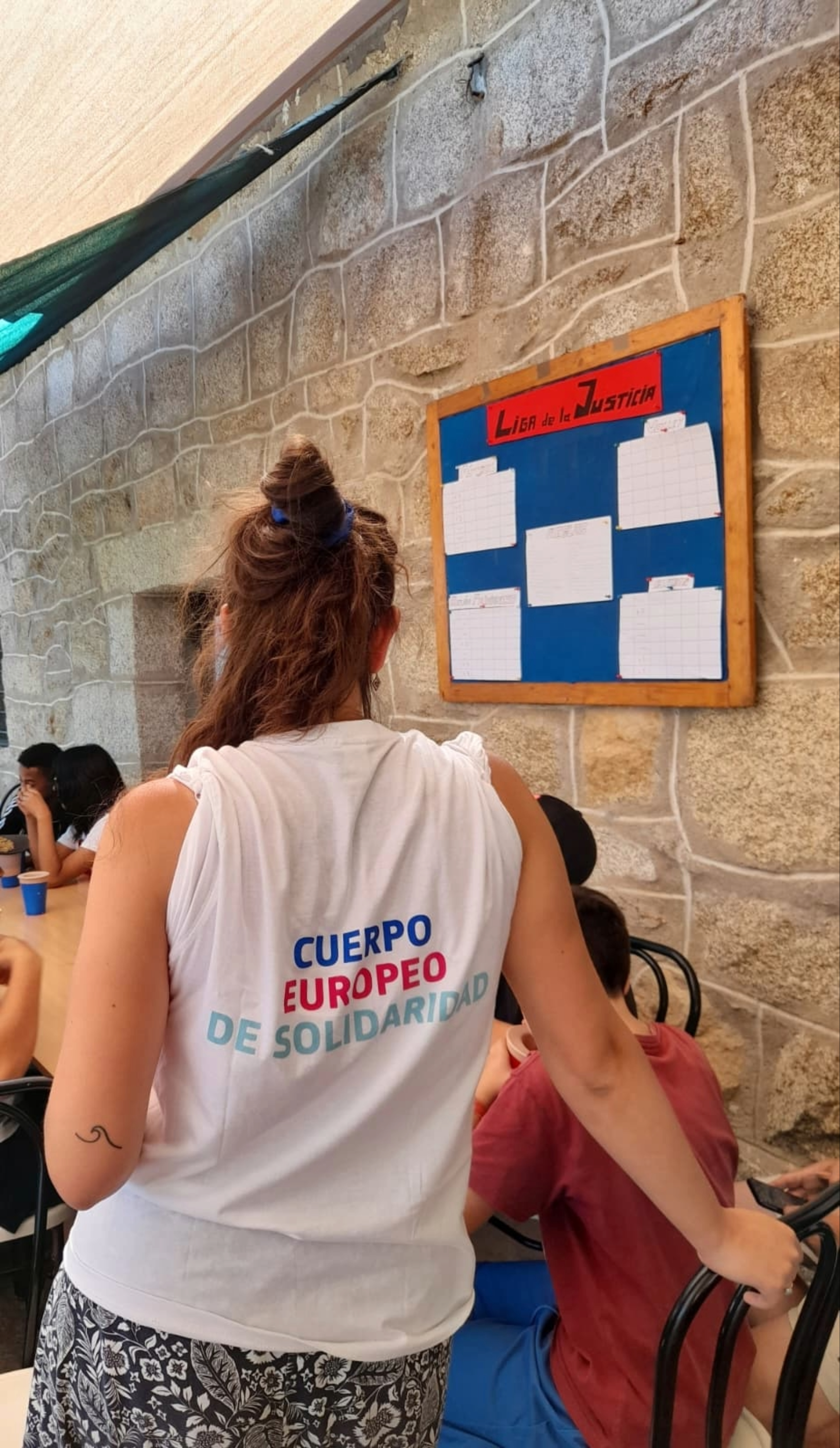A volunteer wearing a European Solidarity Corps Tshirt