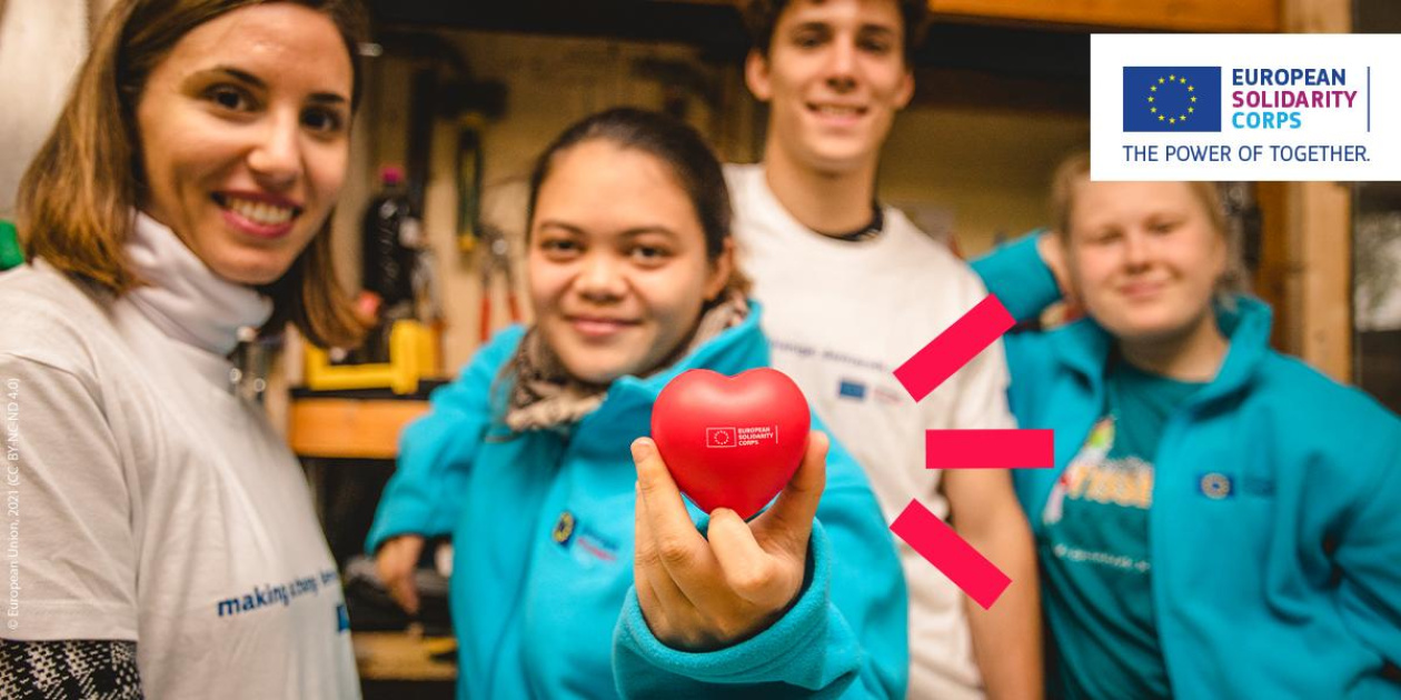 European Solidarity Corps volunteers looking at the camera and holding a heart