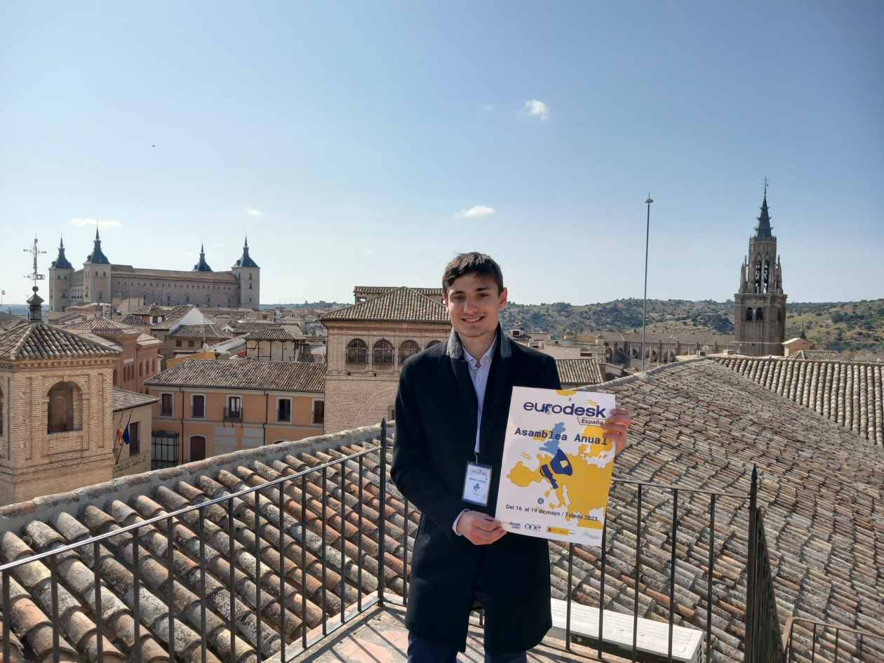 Alberto, a young journalist, in the city of Toledo, Spain.