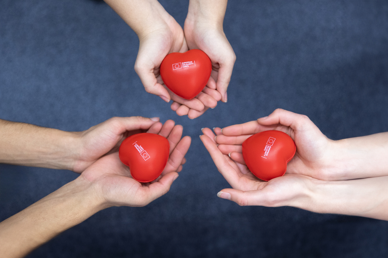 3 hearts branded European Solidarity Corps, hold by 3 volunteers