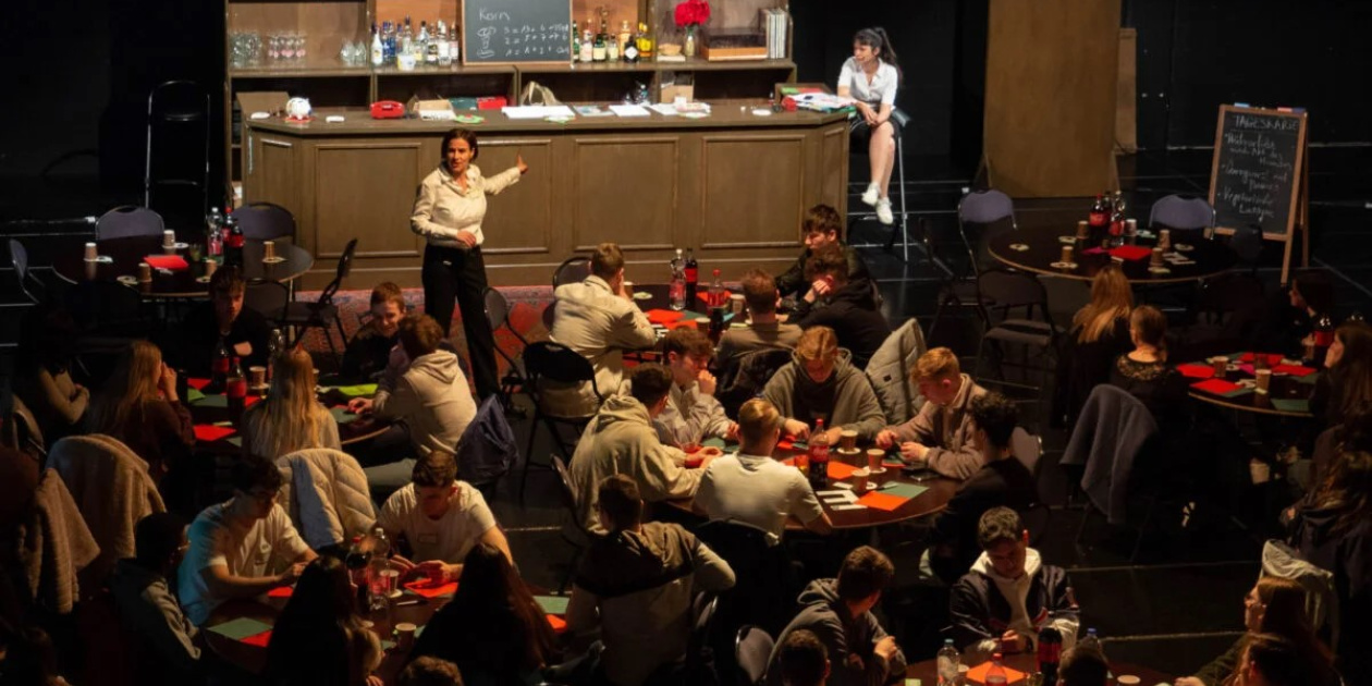 Young people taking part in an interactive theatre play - ©PDG