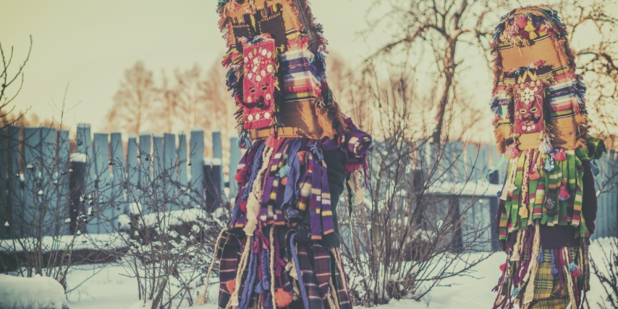 Artistic figures in traditional polish costumes