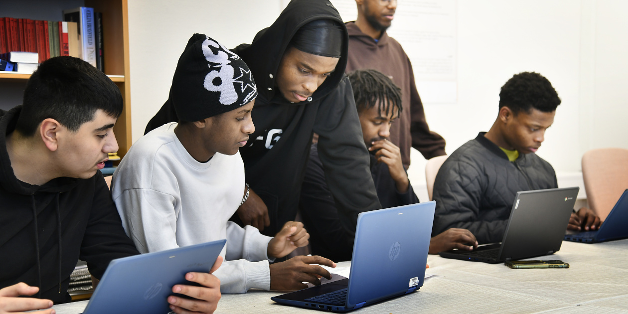 A group of young migrants working together - copyright Håkan Nordström