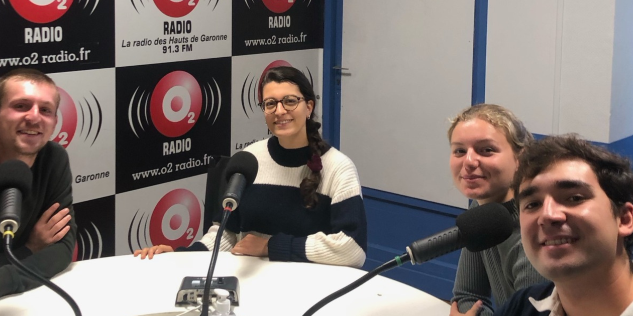A group of young people in a radio show - Copyright: Maison de l'Europe Bordeaux - Aquitaine