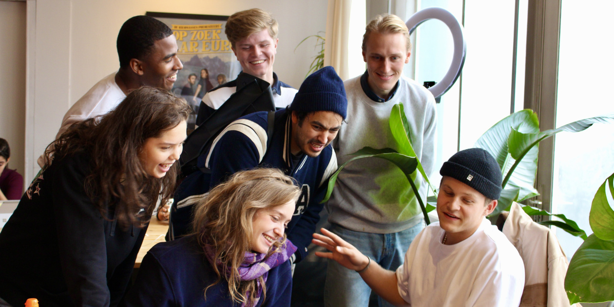 A group of young people following a training - copyright: De Kiesmannen/Studio DEMO