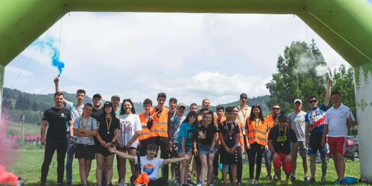 Young people at the start of a race credit: Alin Răescu