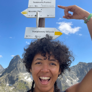 Jeune femme heureuse d'être arrivée en altitude après son treck