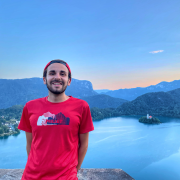 Photo portrait de Florian devant un paysage magnifique