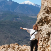 Picture of Kajsa pointing at a mountain