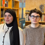 Bild på Raghad och William som står i ett bibliotek och kollar in i kameran.