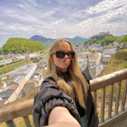 Sannin ottama selfie DiscoverEU-matkalta, taustalla kaupunki- ja vuoristomaisemaa