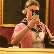 Kuvassa Unni ottaa peilin kautta selfien