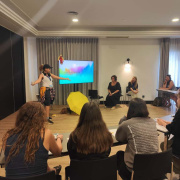 Kuva tapahtuman työpajasta, jossa on nuoria koolla.