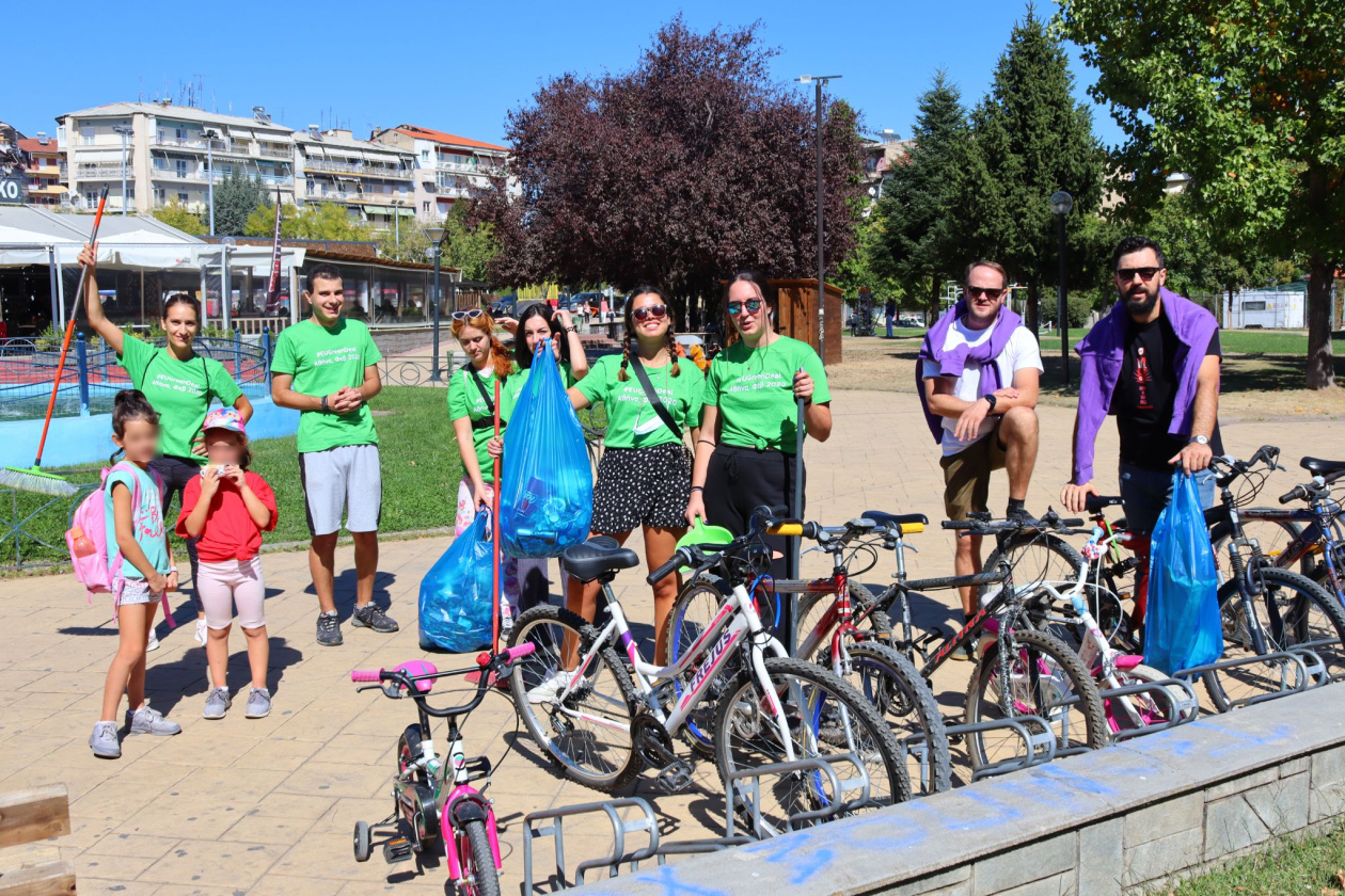 Young people participating cleaning public spaces - ©Association of Active Youth of Florinas