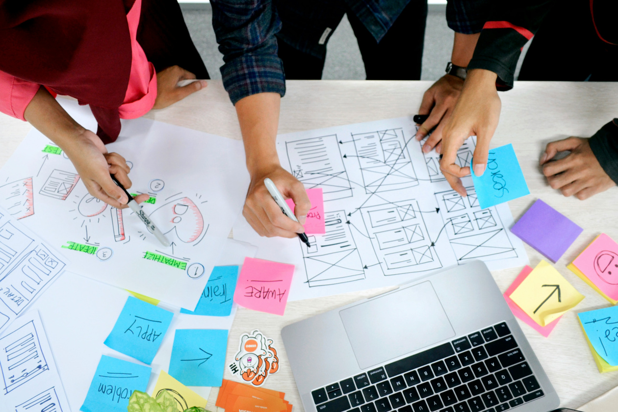 People writing on white paper - License Unsplash