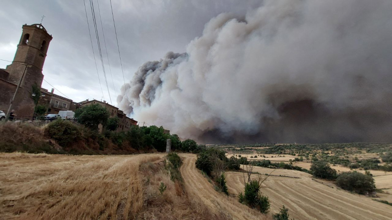 Columns of smoke in Florejacs (Catalonia), picture taken by Jaume Moya on the 1st of July 2025. 