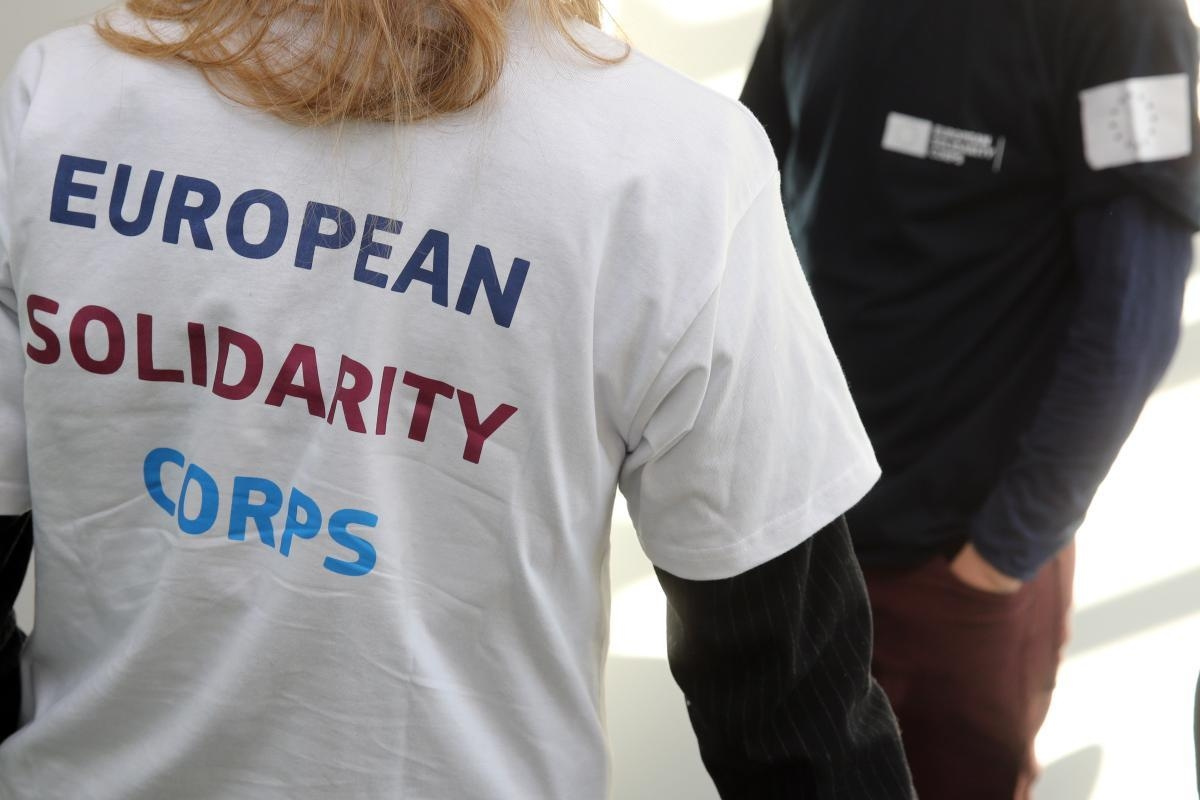 Young people wearing the European Solidarity Corps (ESC) t-shirt