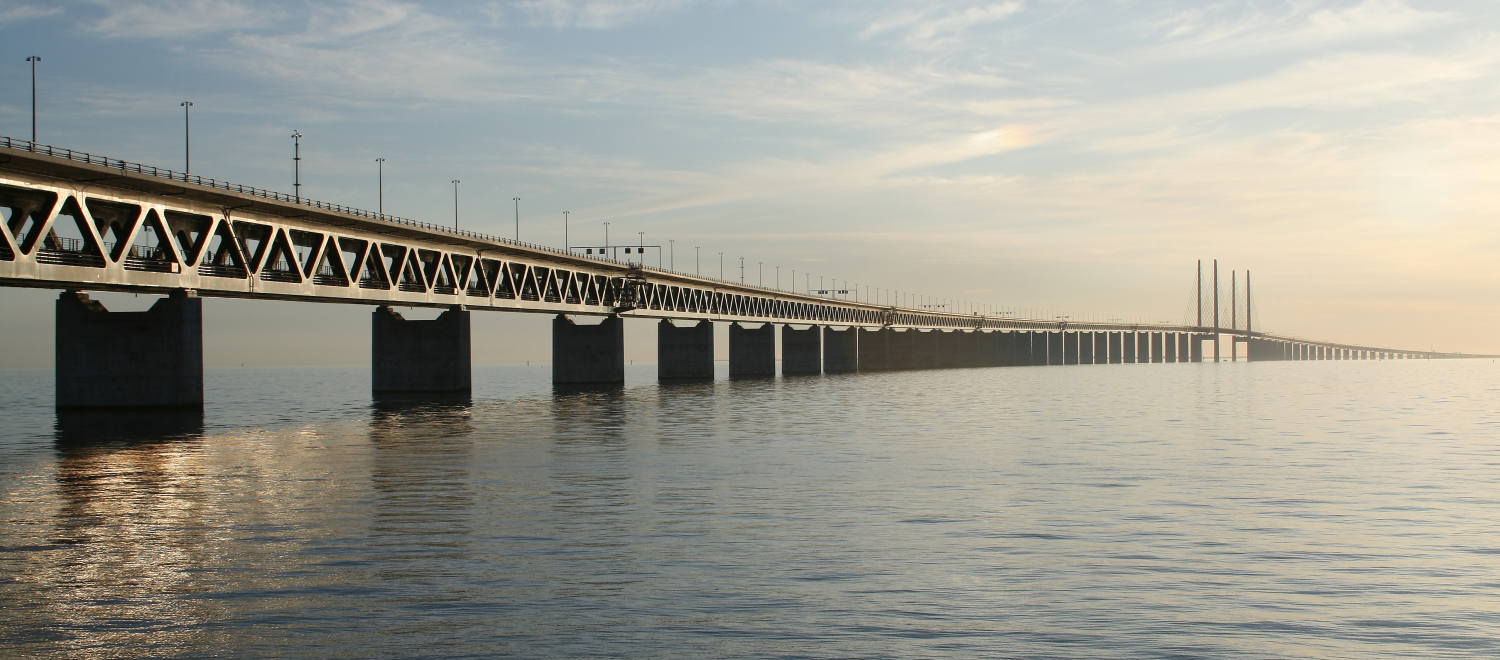 https://fr.m.wikipedia.org/wiki/Fichier:Oresund_Bridge_narrow.JPG